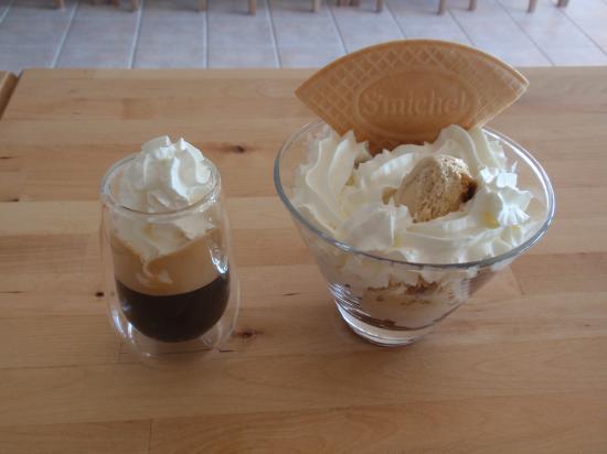 Glace chocolat et speculoos, chantilly nature, et cappuccino